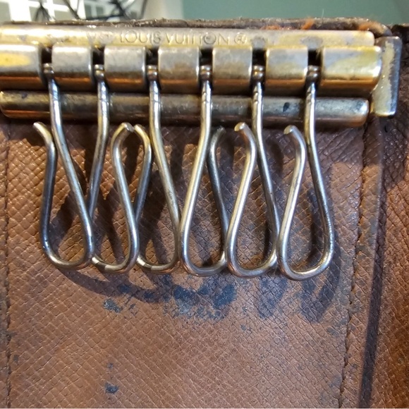 Louis Vuitton Monogram 6 Key Holder with Chain and Charm - Picture 11 of 14